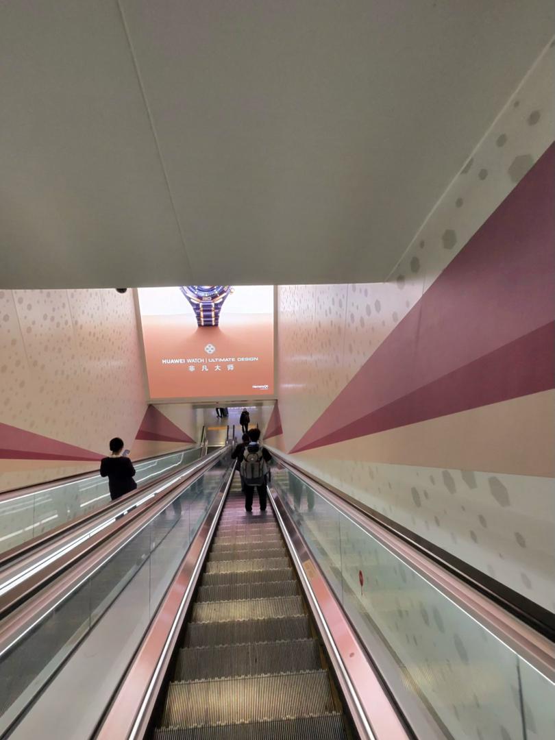自动扶梯通道中的华为广告
